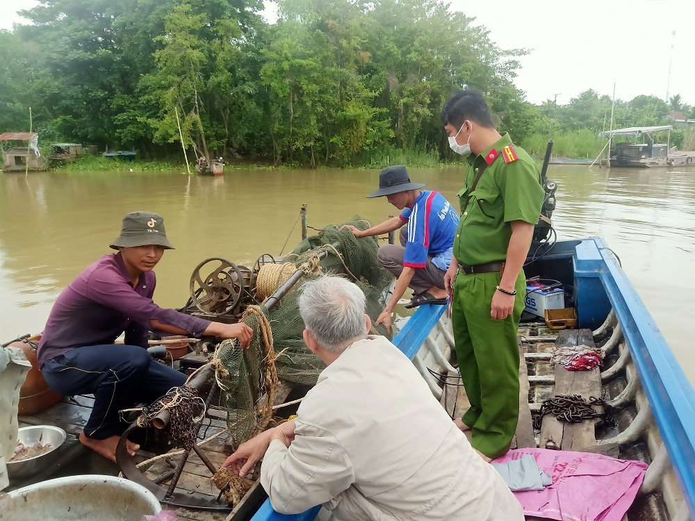 Đánh bắt cá bằng kích điện bị phạt nặng nhất 5 triệu đồng, nhưng vẫn không đáng sợ bằng hành vi này - Ảnh 2.