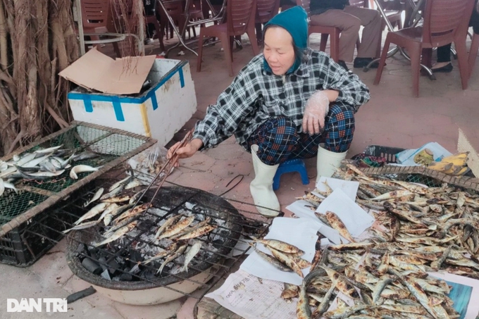 Nghề nướng cá dưới chân ngôi đền linh thiêng ở xứ Nghệ - Ảnh 4. Nghề nướng cá dưới chân ngôi đền linh thiêng ở xứ Nghệ - Ảnh 4.