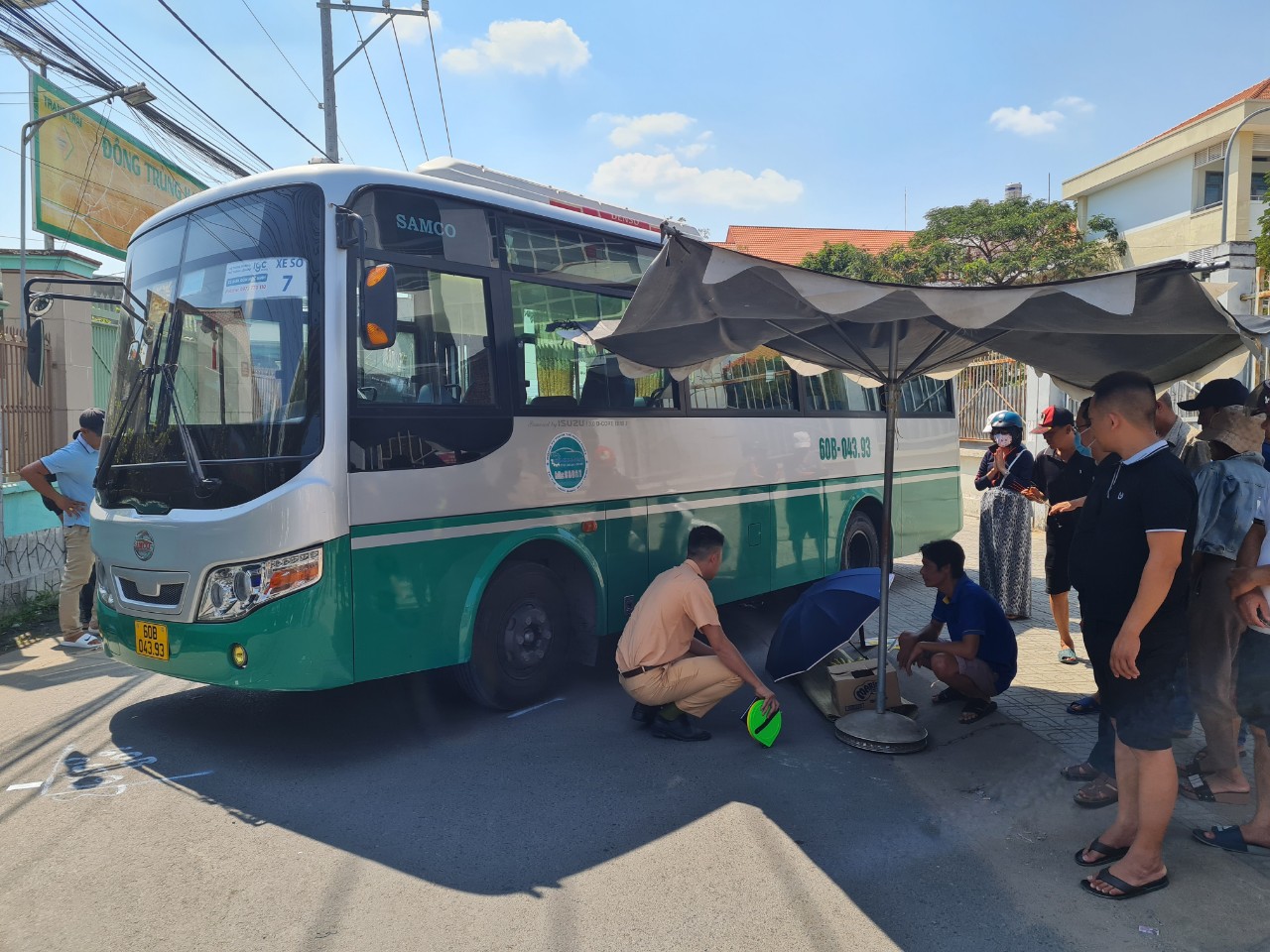 Xe đưa rước cán tử vong học sinh lớp 3: Nhiều sở ngành và nhà trường họp, làm rõ vụ việc - Ảnh 3.