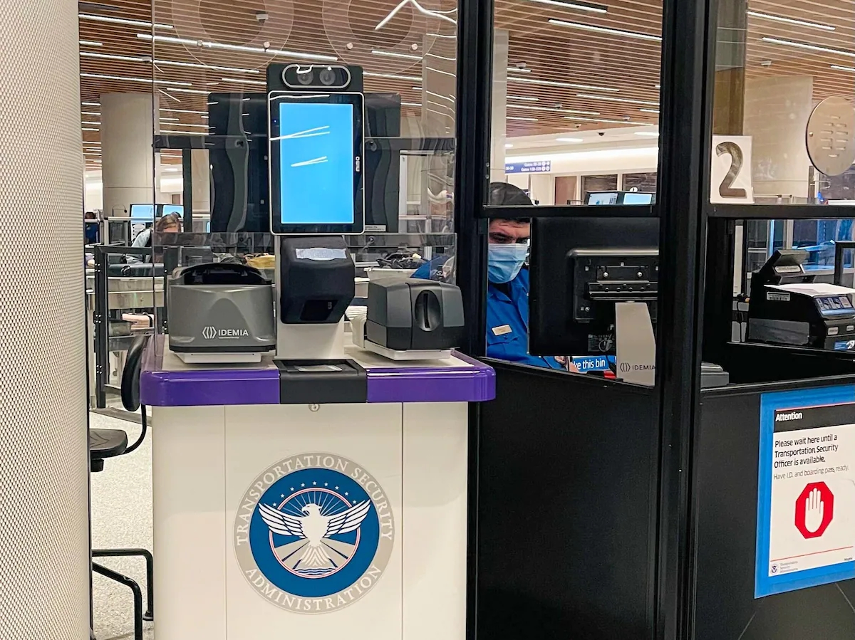Một trạm kiểm soát an ninh tại Sân bay Quốc tế Los Angeles sử dụng công nghệ nhận dạng khuôn mặt để xác minh danh tính hành khách. Ảnh: @Monique Woo/The Washington Post.