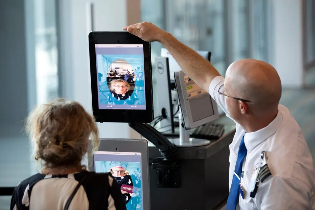 Kiểm tra nhận dạng khuôn mặt tại Sân bay Quốc tế Dulles ở Virginia. Ảnh: @Ray Whitehouse/ Thời báo New York.