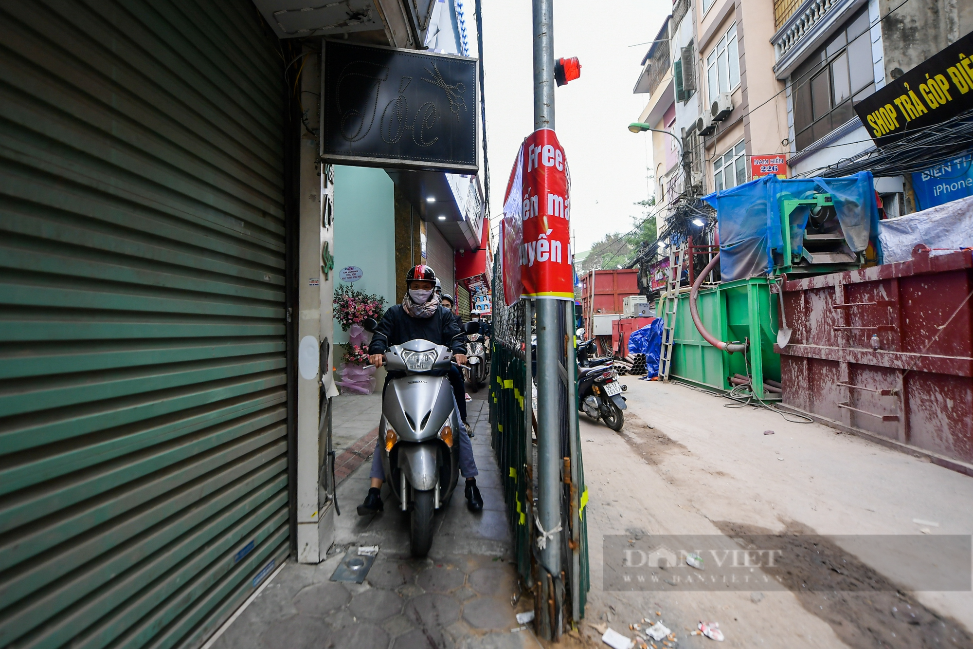 Hàng quán đóng cửa, người dân stress vì tiếng ồn tại con đường chỉ vừa 1 xe máy đi ở Hà Nội - Ảnh 4.