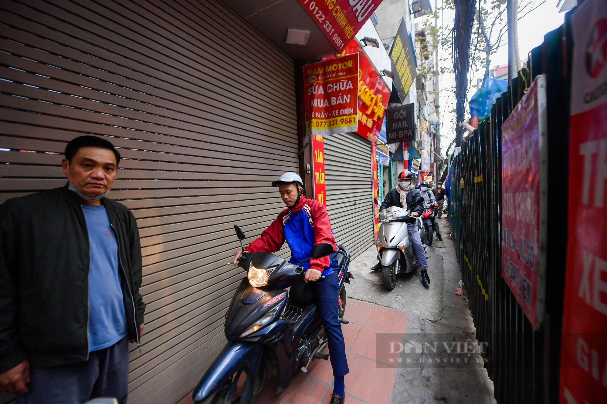 Hàng quán đóng cửa, người dân stress vì tiếng ồn tại con đường chỉ vừa 1 xe máy đi ở Hà Nội - Ảnh 5.