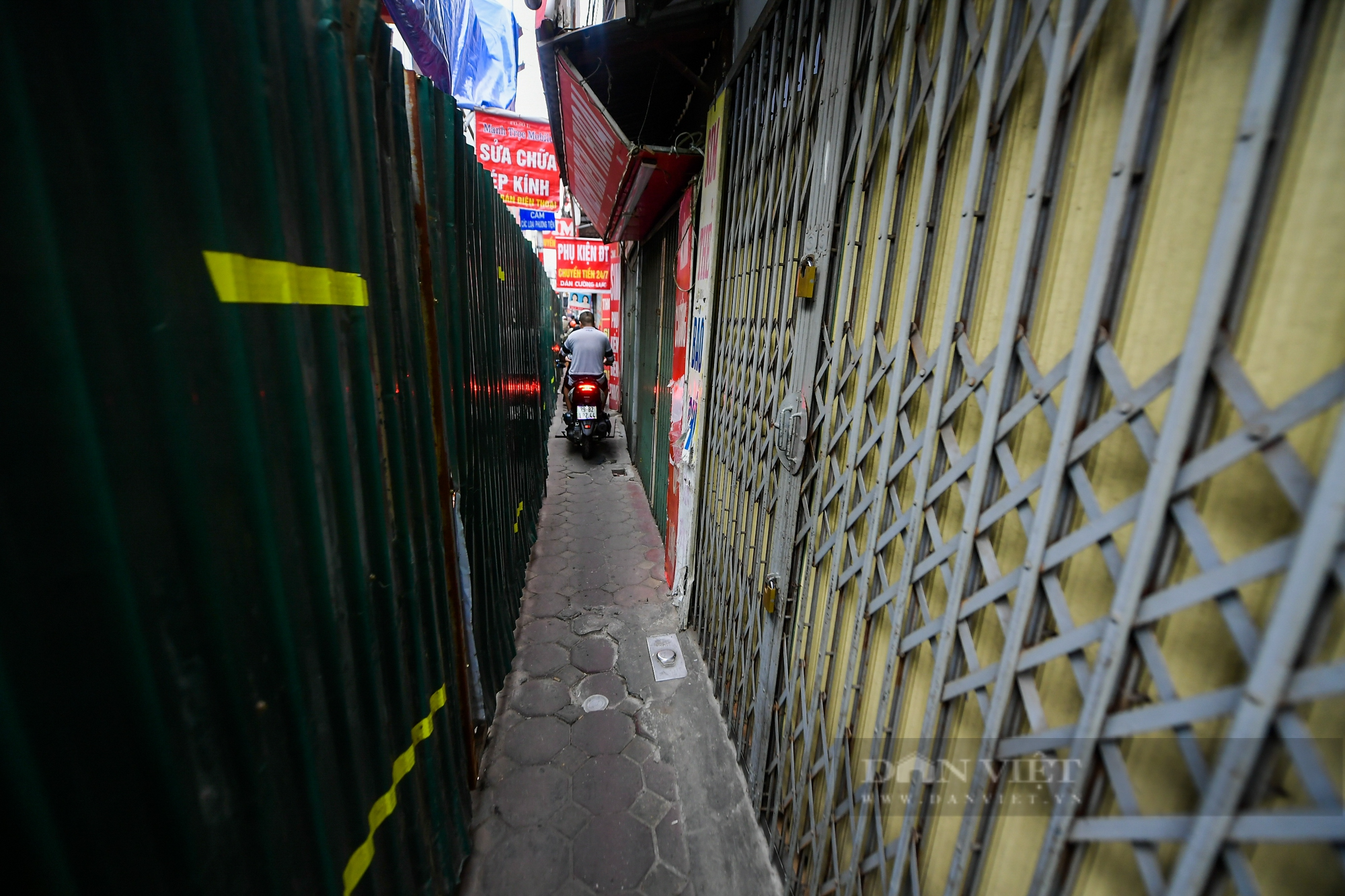 Hàng quán đóng cửa, người dân stress vì tiếng ồn tại con đường chỉ vừa 1 xe máy đi ở Hà Nội - Ảnh 7.