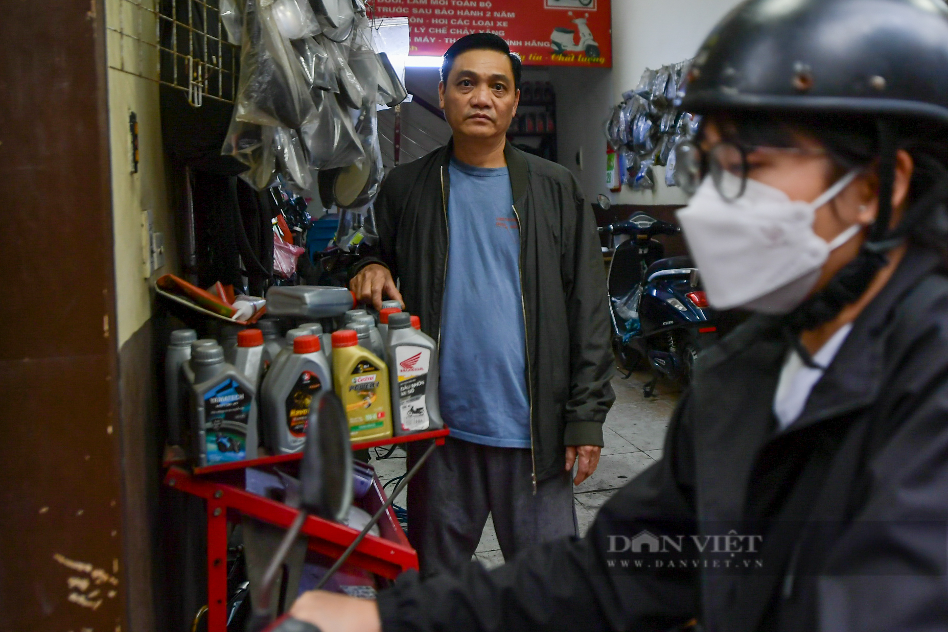 Hàng quán đóng cửa, người dân stress vì tiếng ồn tại con đường chỉ vừa 1 xe máy đi ở Hà Nội - Ảnh 8.