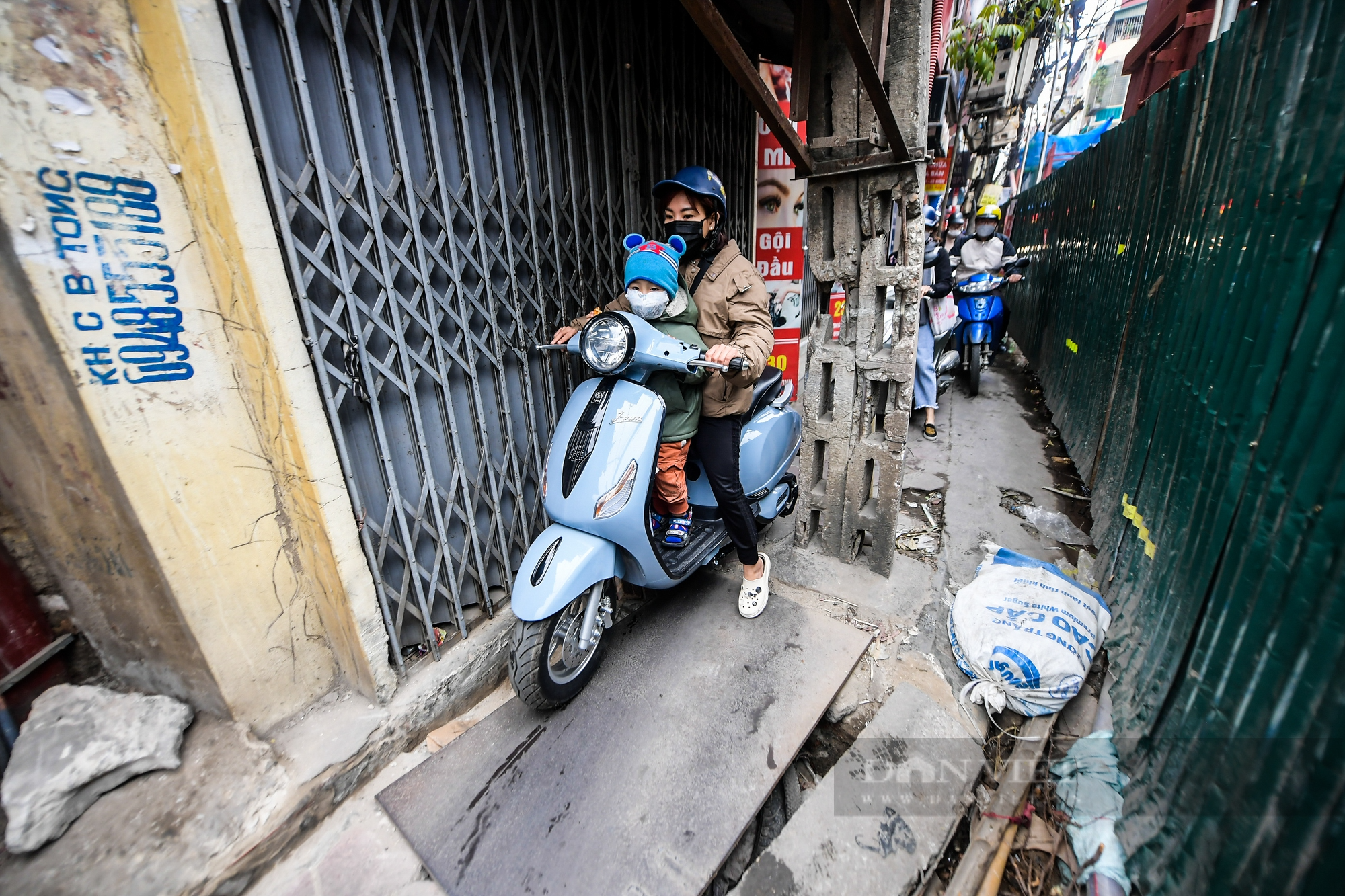 Hàng quán đóng cửa, người dân stress vì tiếng ồn tại con đường chỉ vừa 1 xe máy đi ở Hà Nội - Ảnh 11.