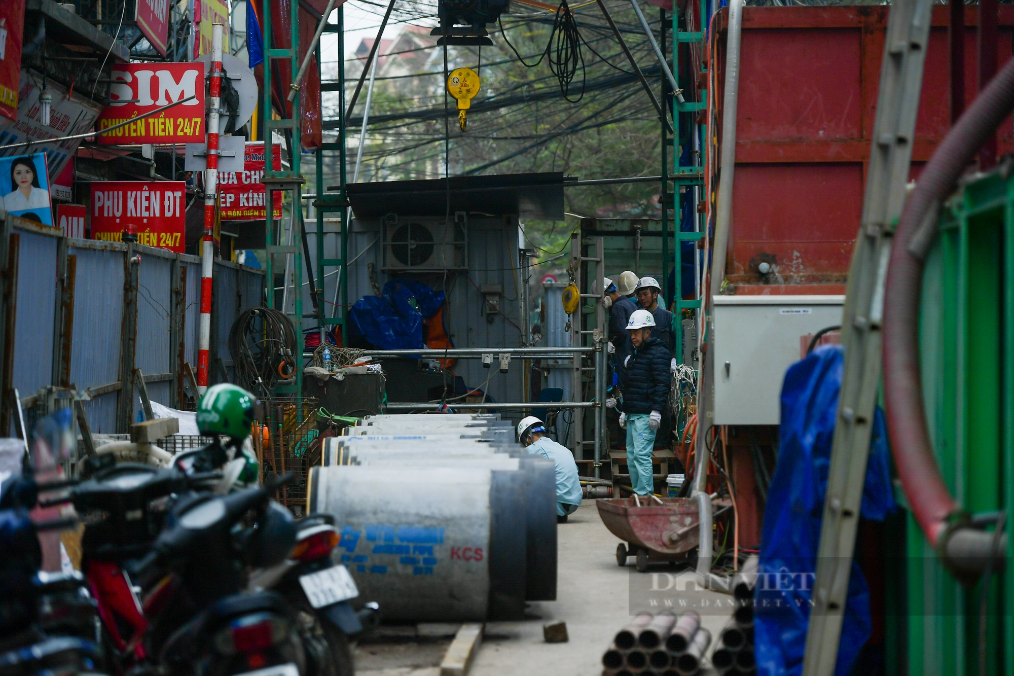 Hàng quán đóng cửa, người dân stress vì tiếng ồn tại con đường chỉ vừa 1 xe máy đi ở Hà Nội - Ảnh 12.