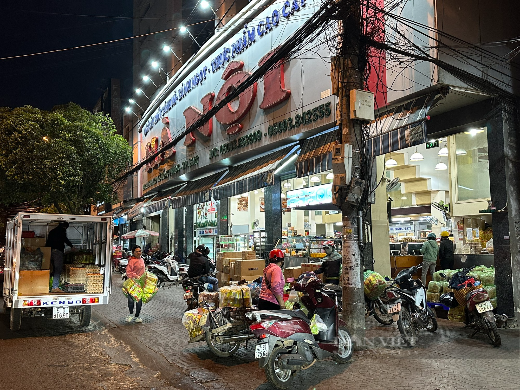 Vi phạm VSATTP, hai cơ sở kinh doanh bánh mì và giò chả lớn ở Đắk Lắk bị xử phạt - Ảnh 1.