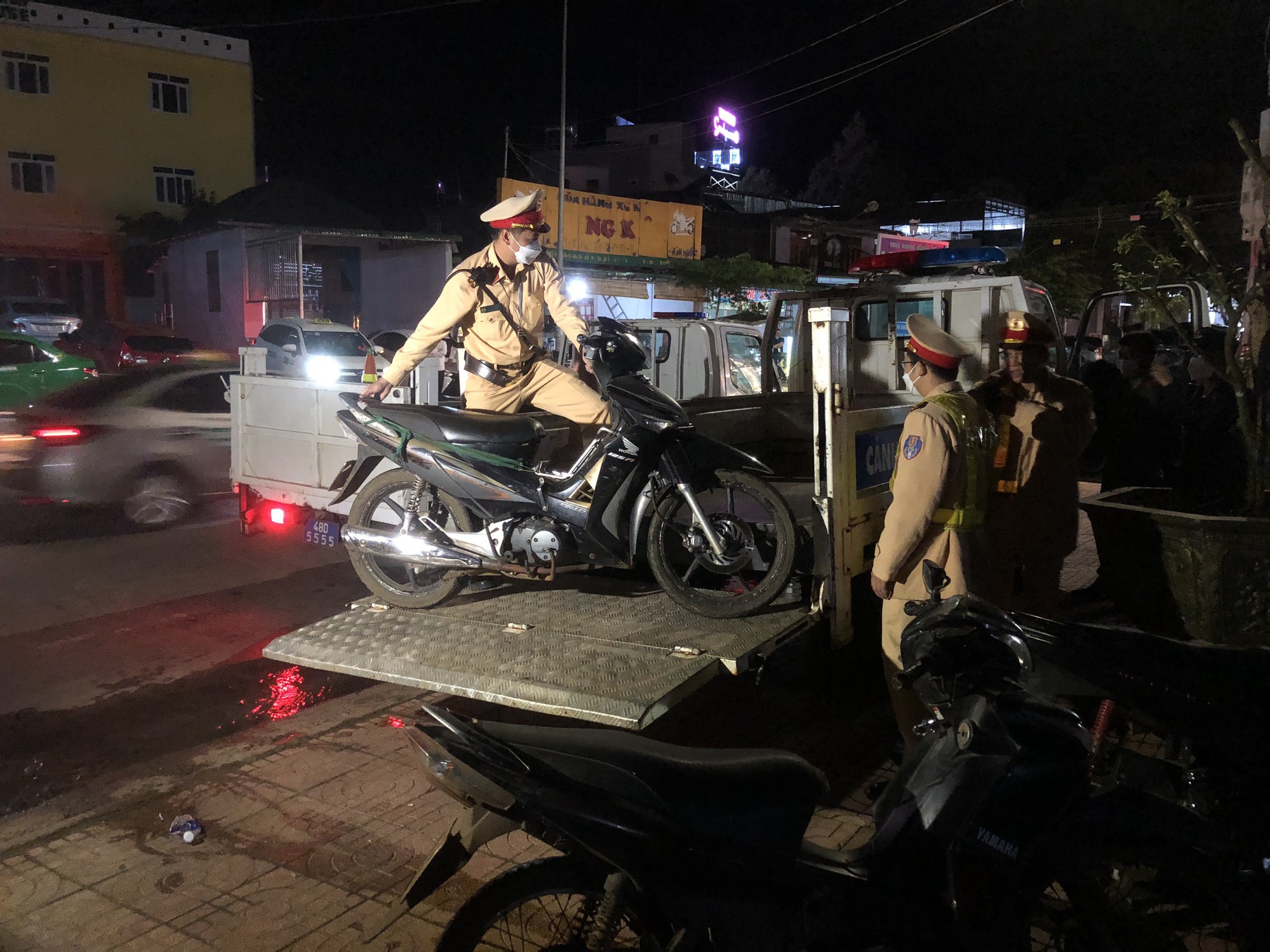 Dak Nong: The white traffic police force handled it all night "ma men" - Photo 3.