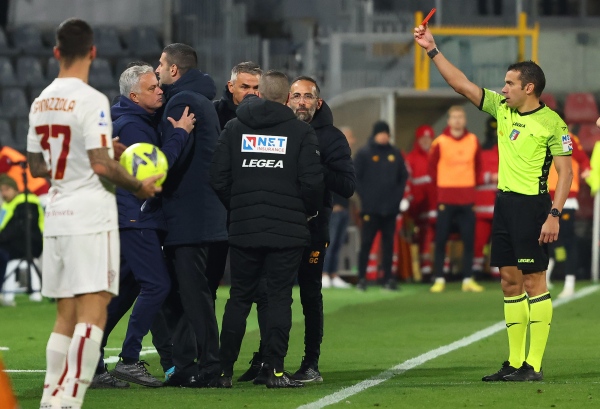 HLV Mourinho lại nhận thẻ đỏ, Roma thua sốc - Ảnh 1.