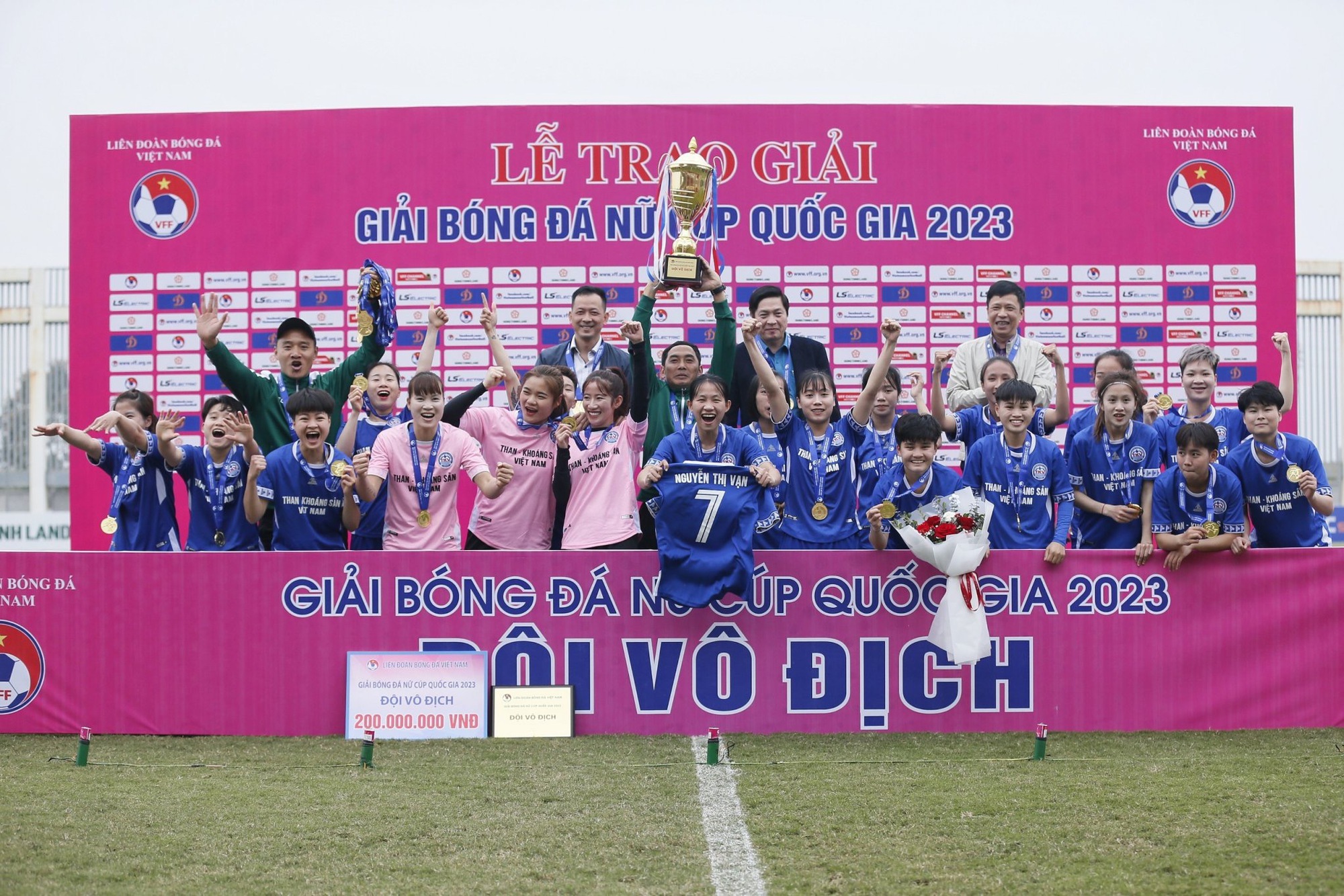 CLB bóng đá nữ Than khoáng sản Việt Nam lần đầu đoạt cúp quốc gia  - Ảnh 8.