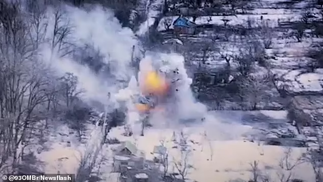 Video xe tăng Ukraine liều lĩnh áp sát mục tiêu, san phẳng nơi trú ẩn của lính Nga - Ảnh 2.