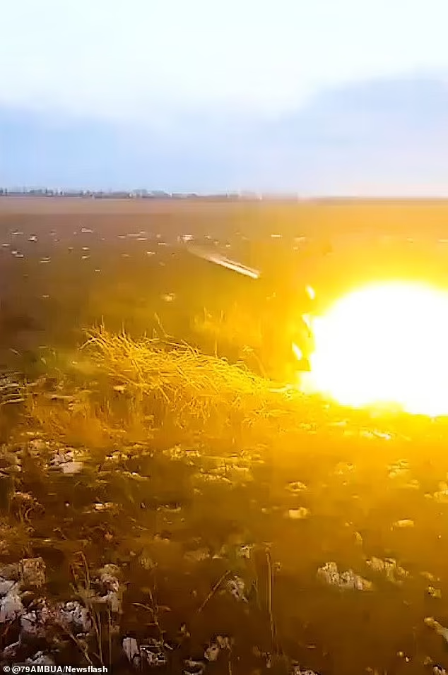 Video đoàn xe bọc thép của Nga bị lính dù Ukraine phục kích tiêu diệt bằng tên lửa Javelin - Ảnh 3.