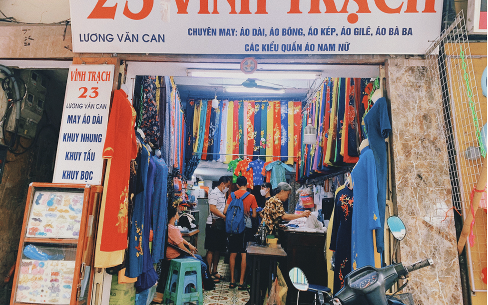 Người thợ may trên phố cổ dành cả cuộc đời gìn giữ tà áo dài Việt Nam