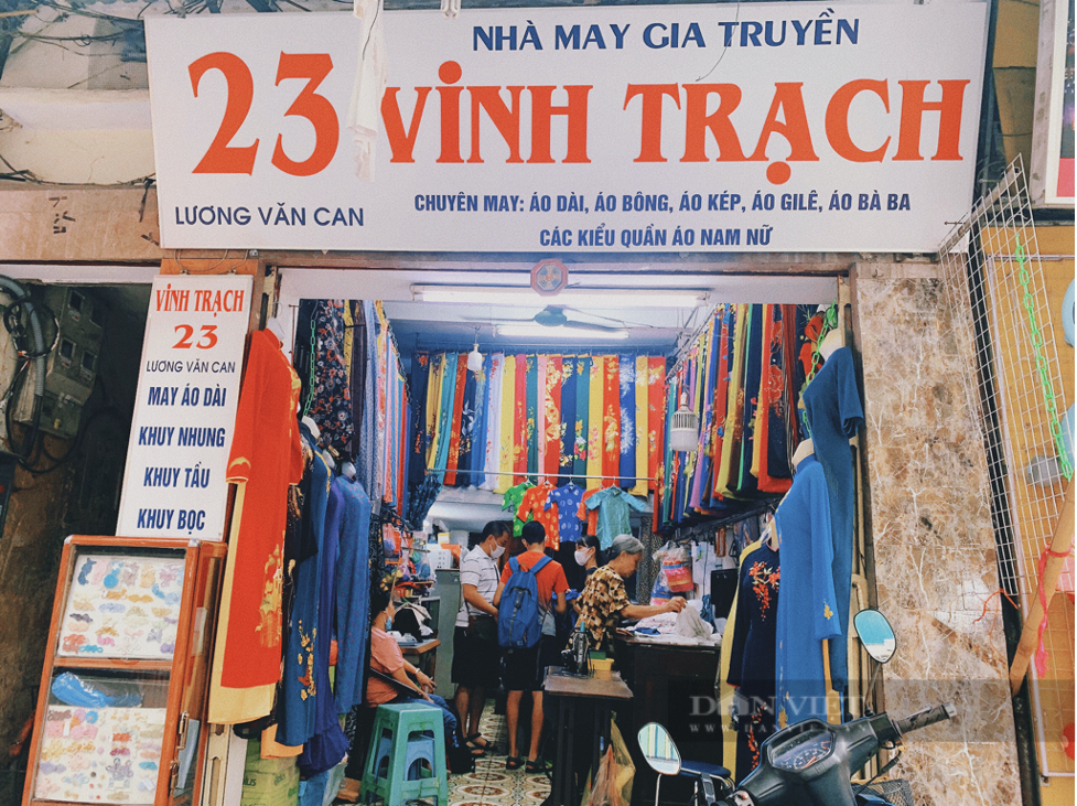 Thợ may dành cả cuộc đời gìn giữ tà áo dài Việt Nam - Ảnh 1.