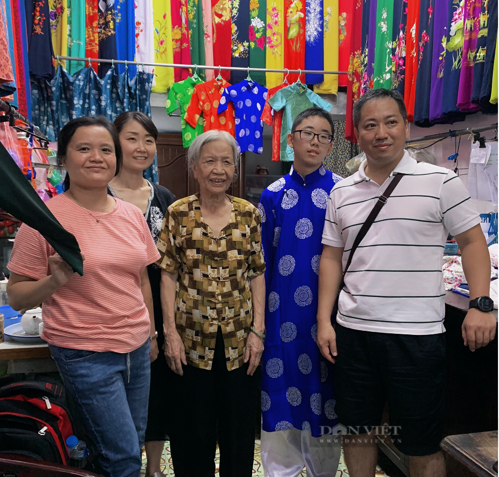 Thợ may dành cả cuộc đời gìn giữ tà áo dài Việt Nam - Ảnh 4.