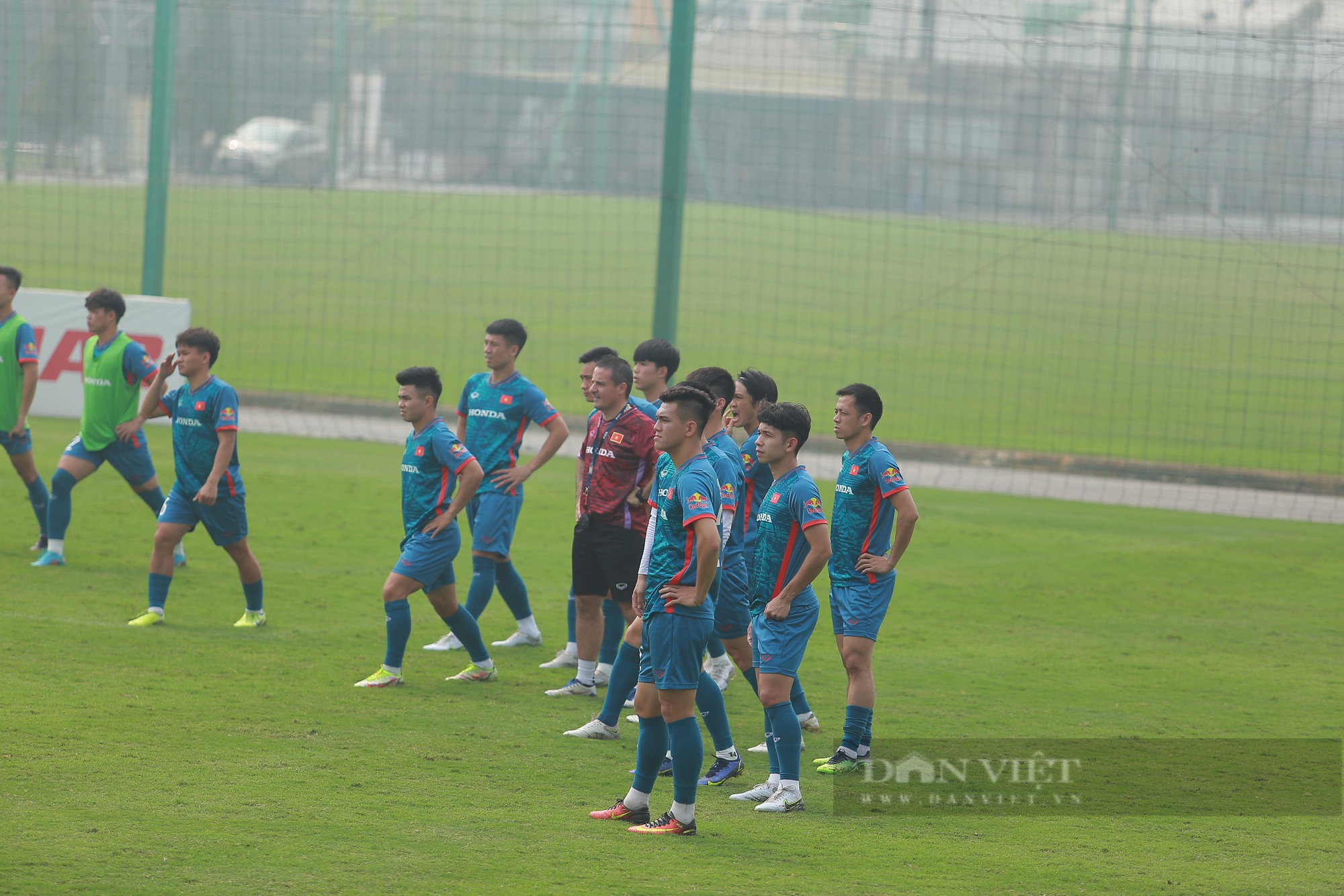 ĐT Việt Nam tập chung với U23 Việt Nam dưới sự quan sát của HLV Troussier - Ảnh 3.