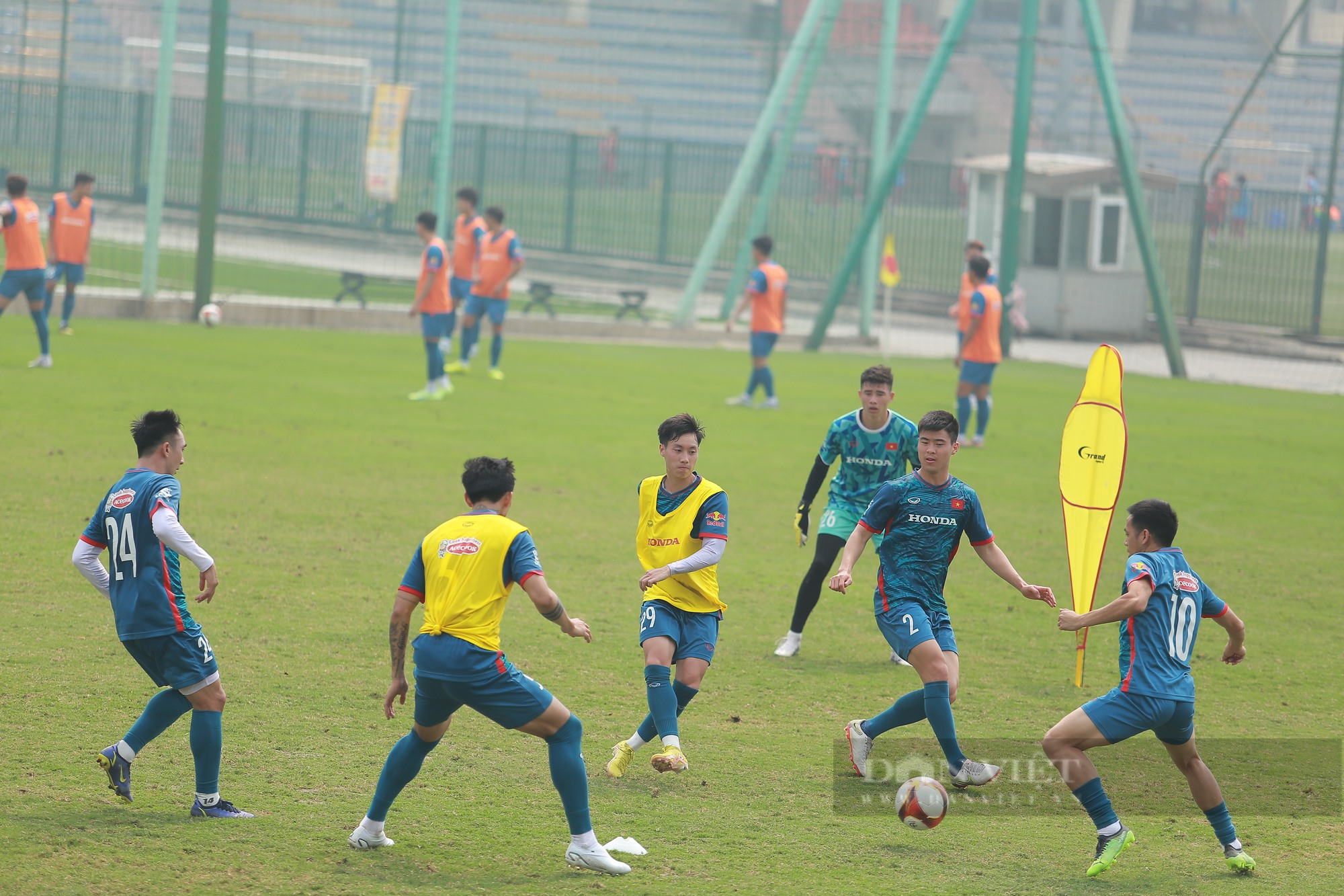 ĐT Việt Nam tập chung với U23 Việt Nam dưới sự quan sát của HLV Troussier - Ảnh 11.