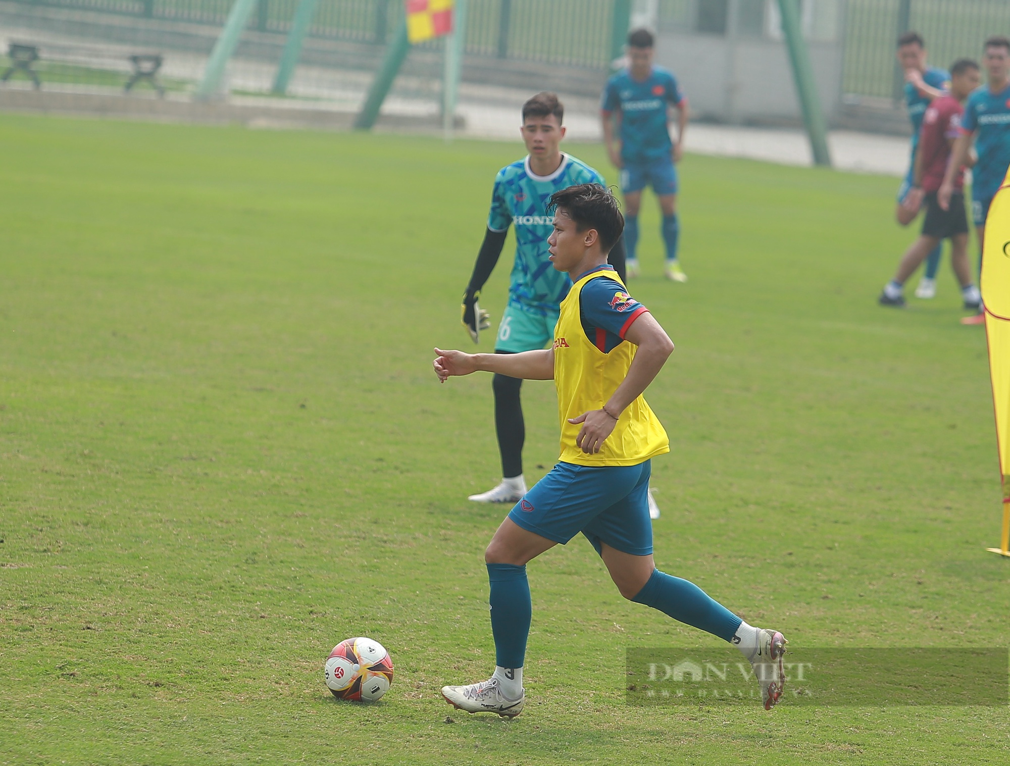 ĐT Việt Nam tập chung với U23 Việt Nam dưới sự quan sát của HLV Troussier - Ảnh 12.