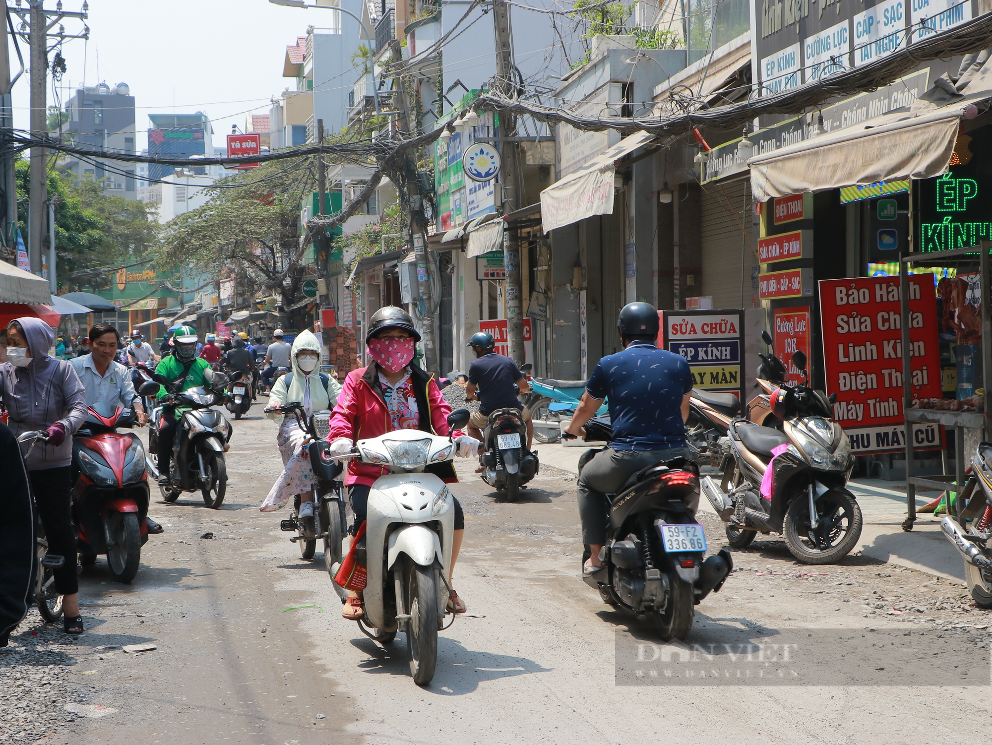 Đường Nguyễn Văn Công thi công nham nhở, người dân “than trời” - Ảnh 1.