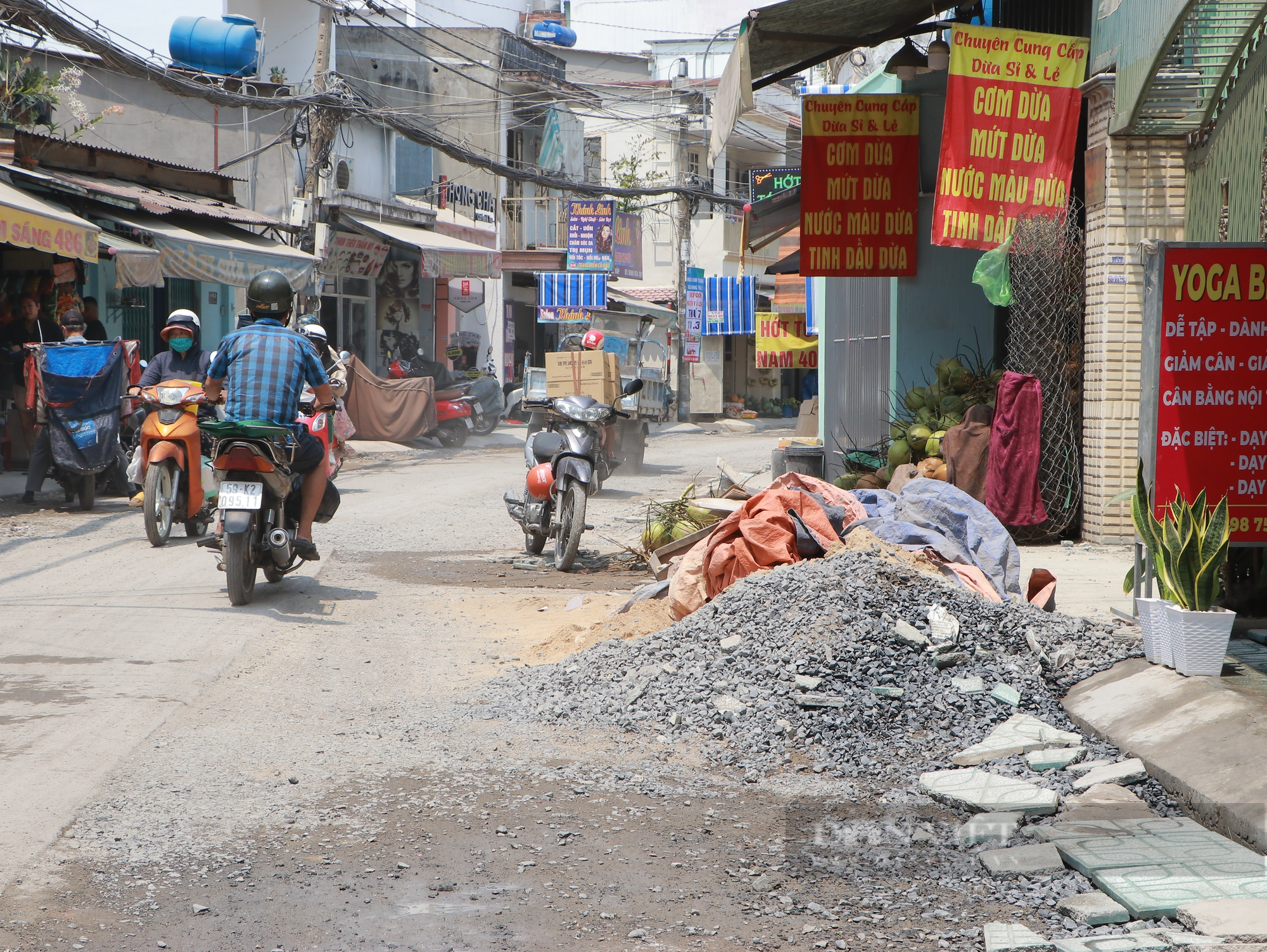 Đường Nguyễn Văn Công thi công nham nhở, người dân “than trời” - Ảnh 5.