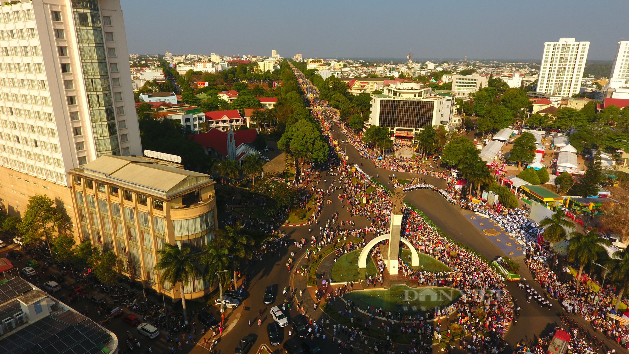 Hàng chục nghìn người tham gia Lễ hội đường phố Buôn Ma Thuột - Ảnh 1.