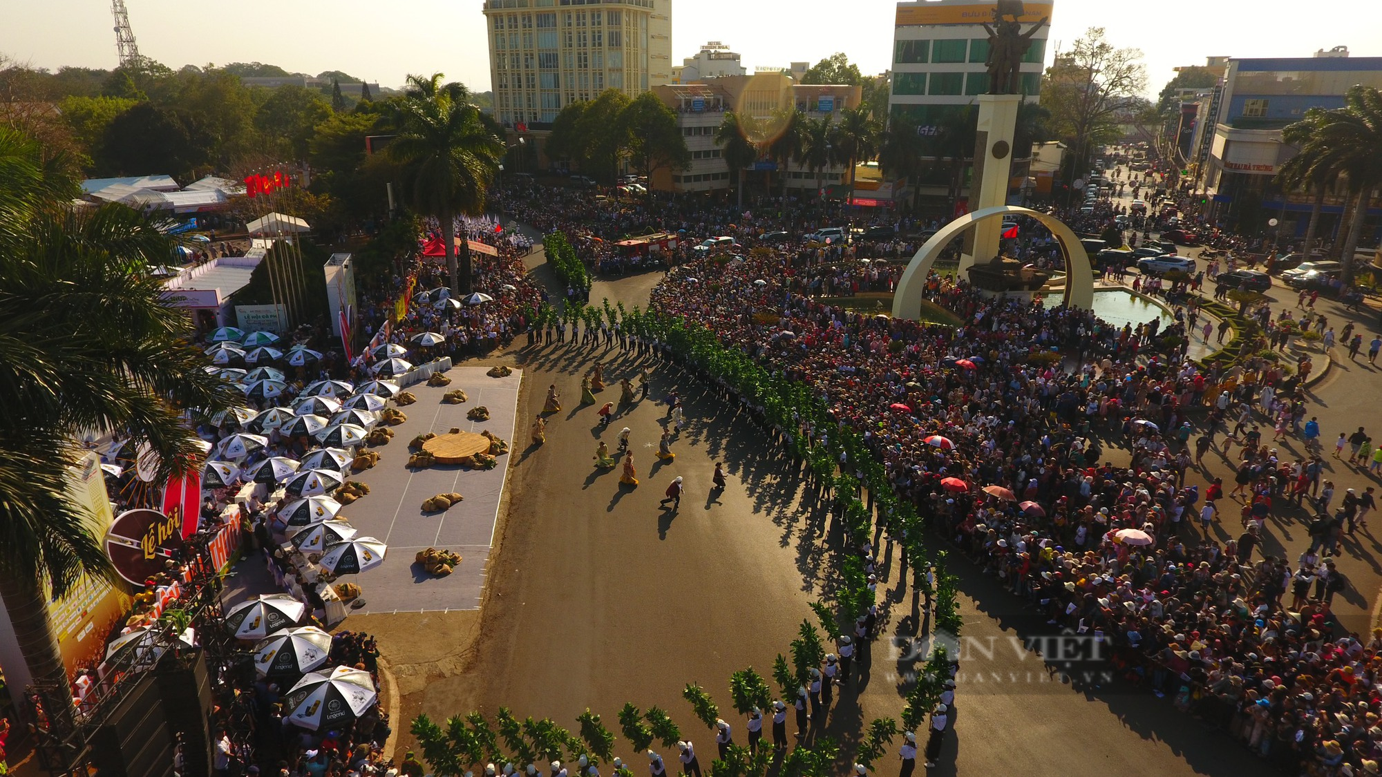 Hàng chục nghìn người tham gia Lễ hội đường phố Buôn Ma Thuột - Ảnh 2.