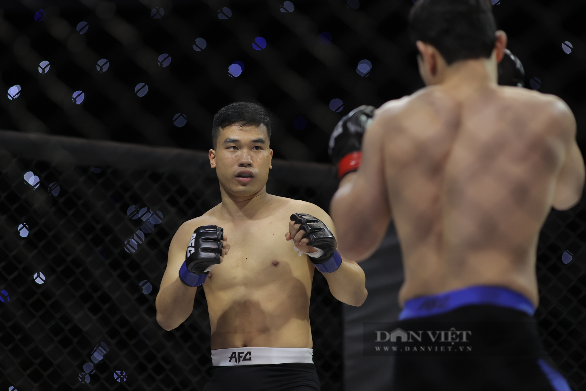 Bị lật gối, Hoàng Nam Thắng thua chóng vánh trước võ sĩ Hàn Quốc tại giải MMA khốc liệt nhất châu Á - Ảnh 1.