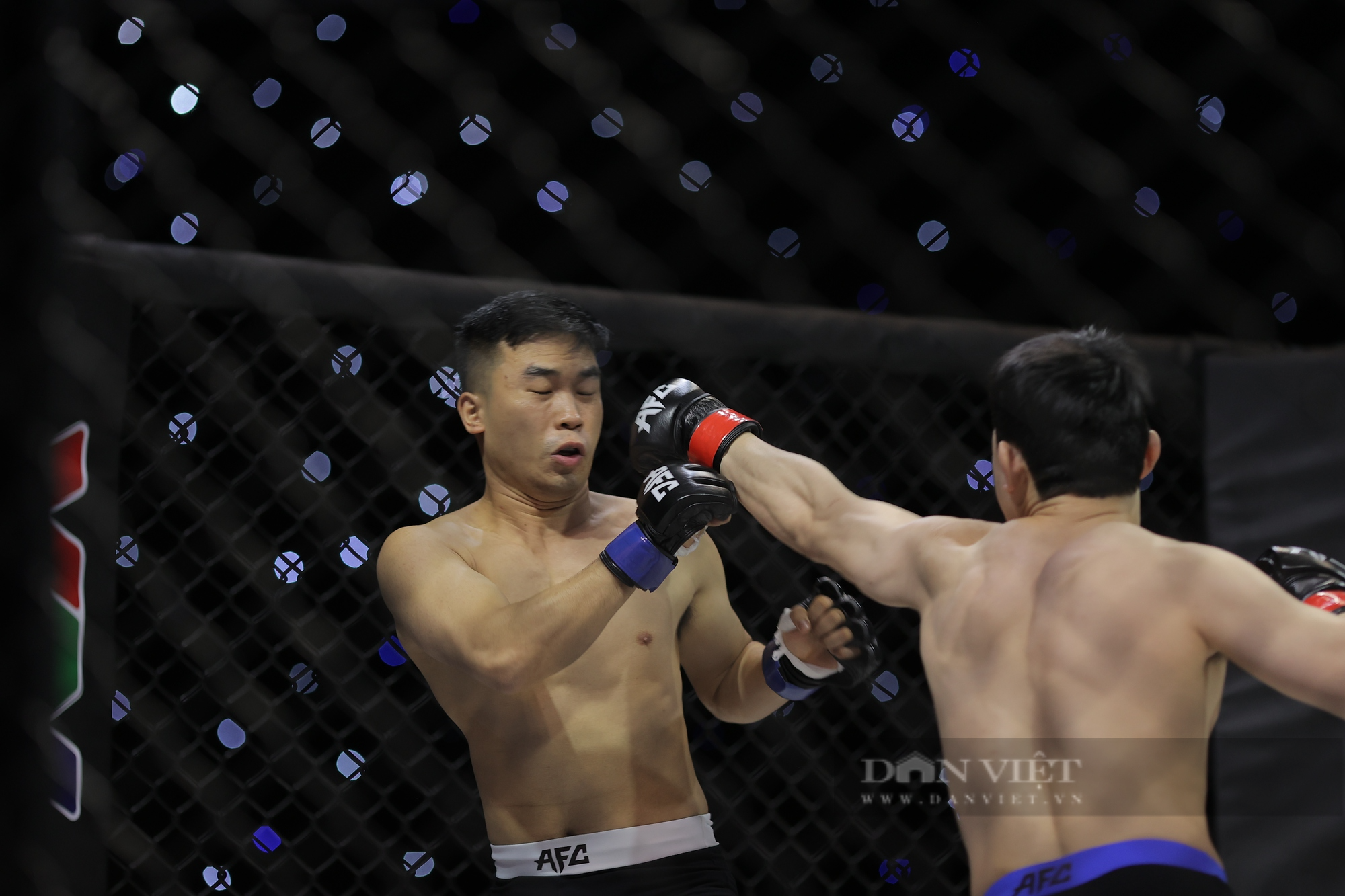 Bị lật gối, Hoàng Nam Thắng thua chóng vánh trước võ sĩ Hàn Quốc tại giải MMA khốc liệt nhất châu Á - Ảnh 2.