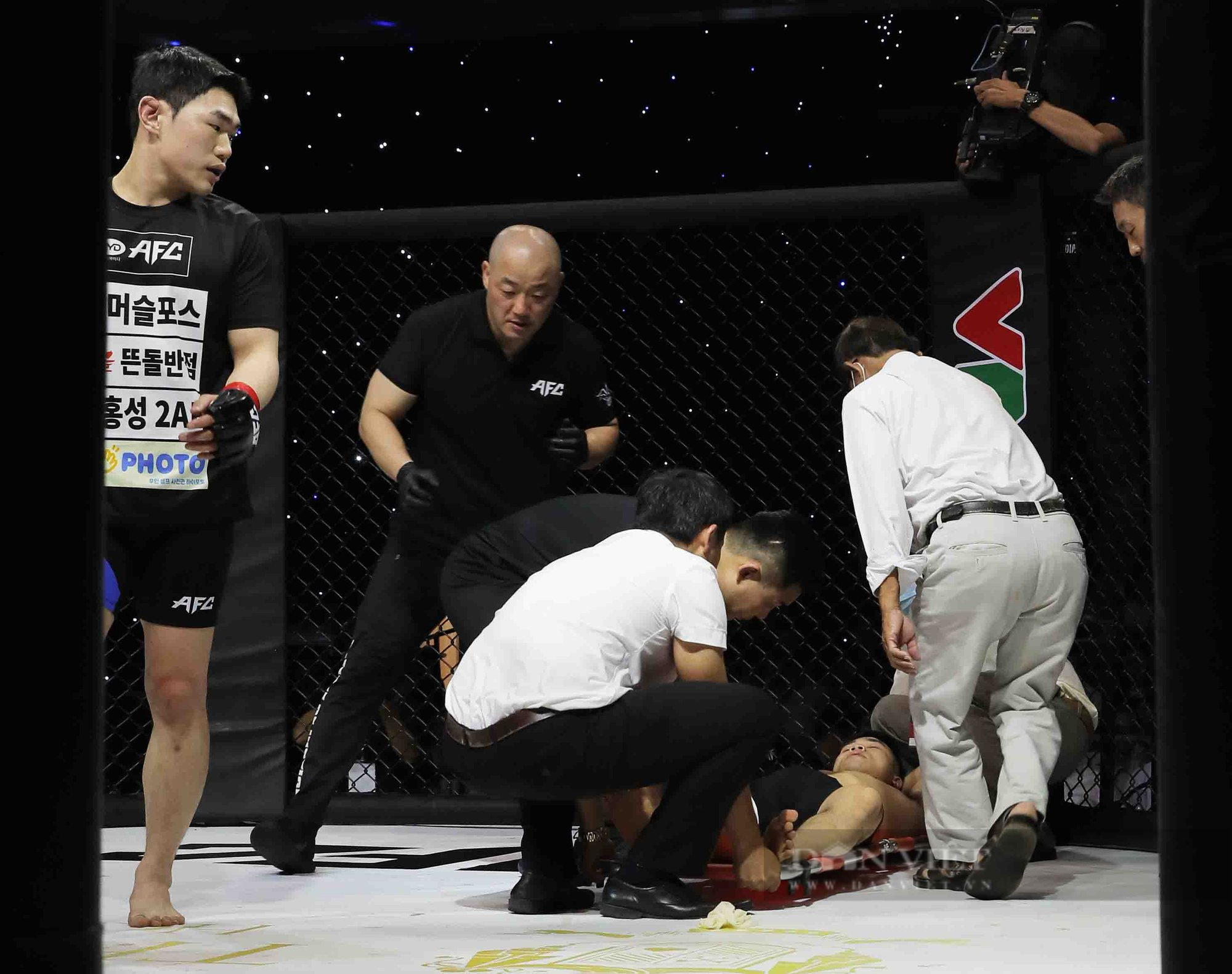 Bị lật gối, Hoàng Nam Thắng thua chóng vánh trước võ sĩ Hàn Quốc tại giải MMA khốc liệt nhất châu Á - Ảnh 3.