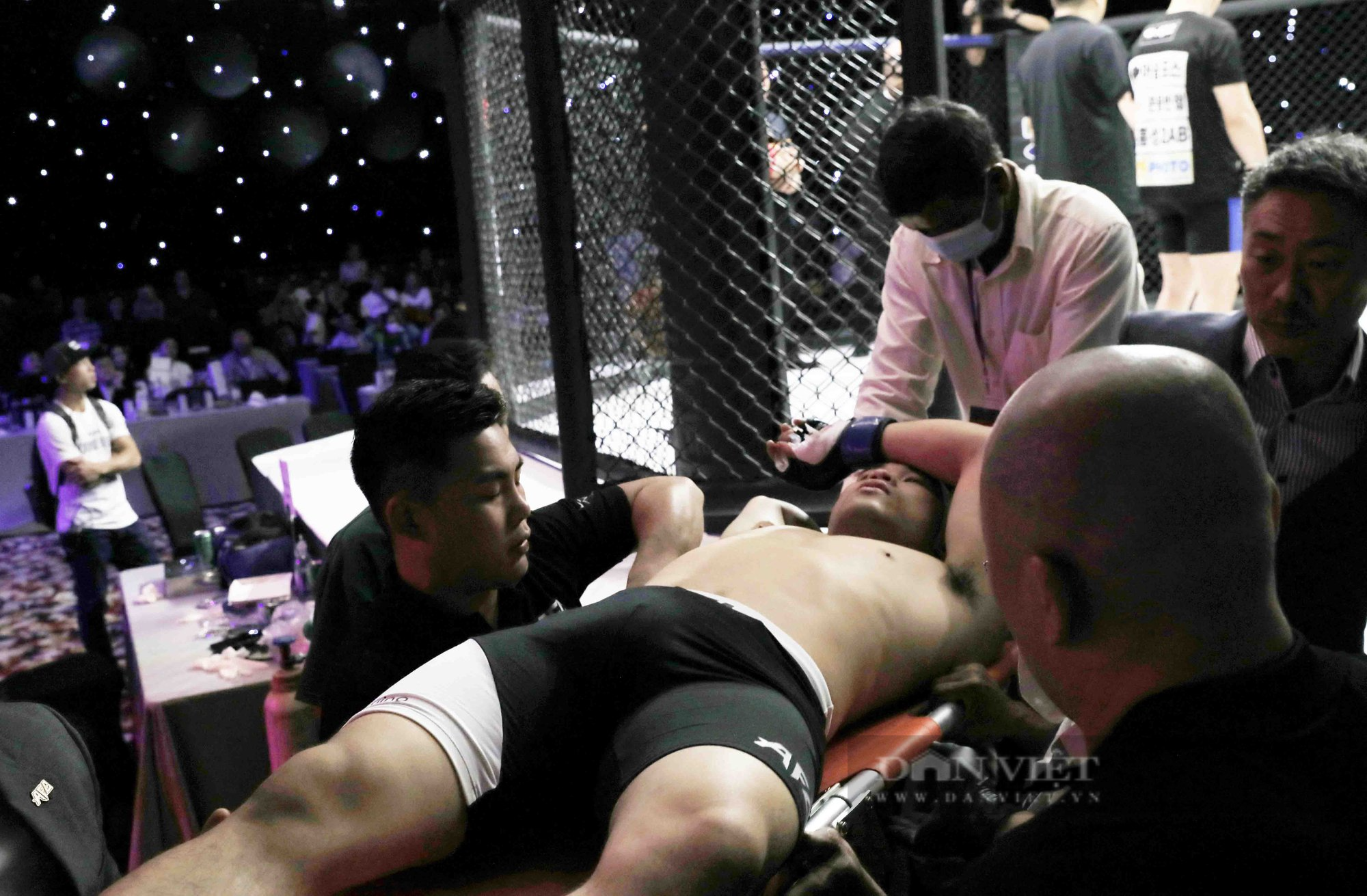 Bị lật gối, Hoàng Nam Thắng thua chóng vánh trước võ sĩ Hàn Quốc tại giải MMA khốc liệt nhất châu Á - Ảnh 4.