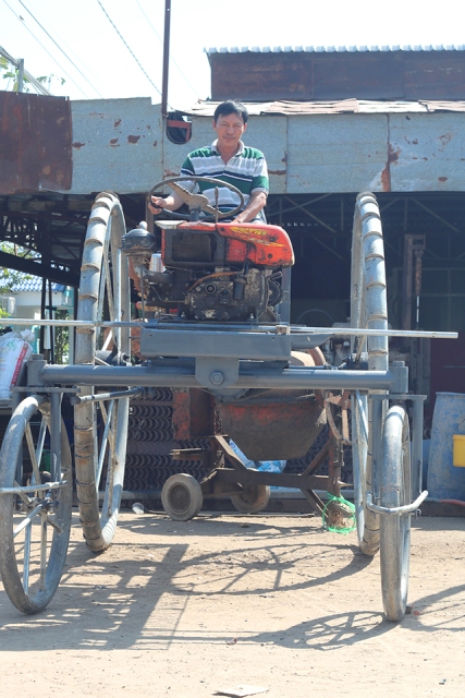 Một ông nông dân sáng chế máy nông nghiệp 3 trong 1 ở Đồng Tháp chỉ  - Ảnh 2.