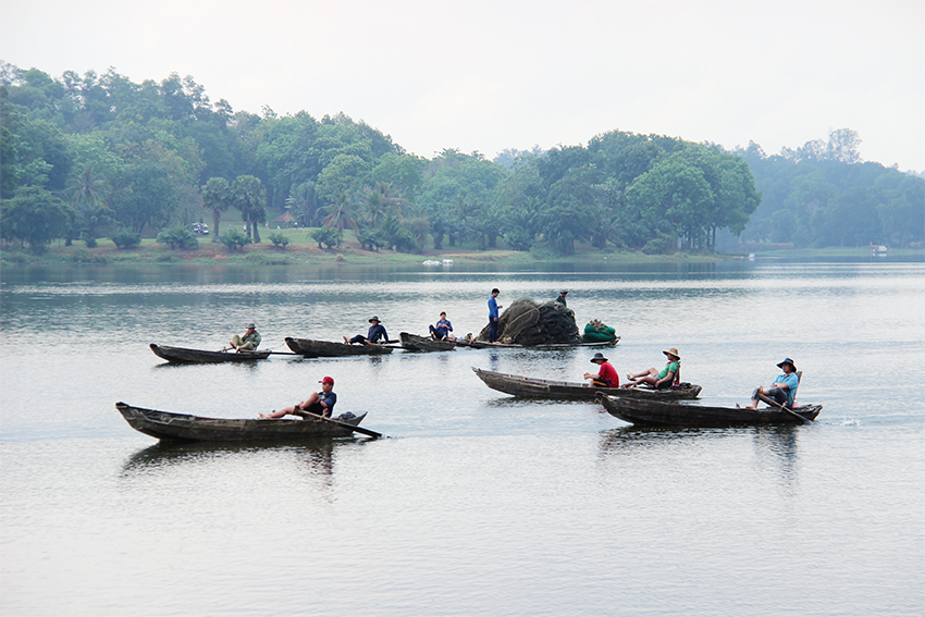 Xem đánh bắt cá trên một hồ nước ngọt 300ha ở Đồng Nai, vô số con to, cá ba sa nặng cả chục ký - Ảnh 1.