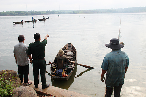 Xem đánh bắt cá trên một hồ nước ngọt 300ha ở Đồng Nai, vô số con to, cá ba sa nặng cả chục ký - Ảnh 2.