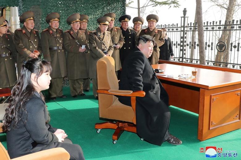 Hình ảnh ông Kim Jong Un cùng con gái giám sát tập trận giả định tấn công Hàn Quốc - Ảnh 2.