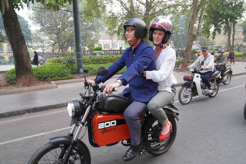 Ảnh: Tổng Giám đốc USAID uống cafe trứng, đi xe máy trên đường phố Hà Nội - Ảnh 2.