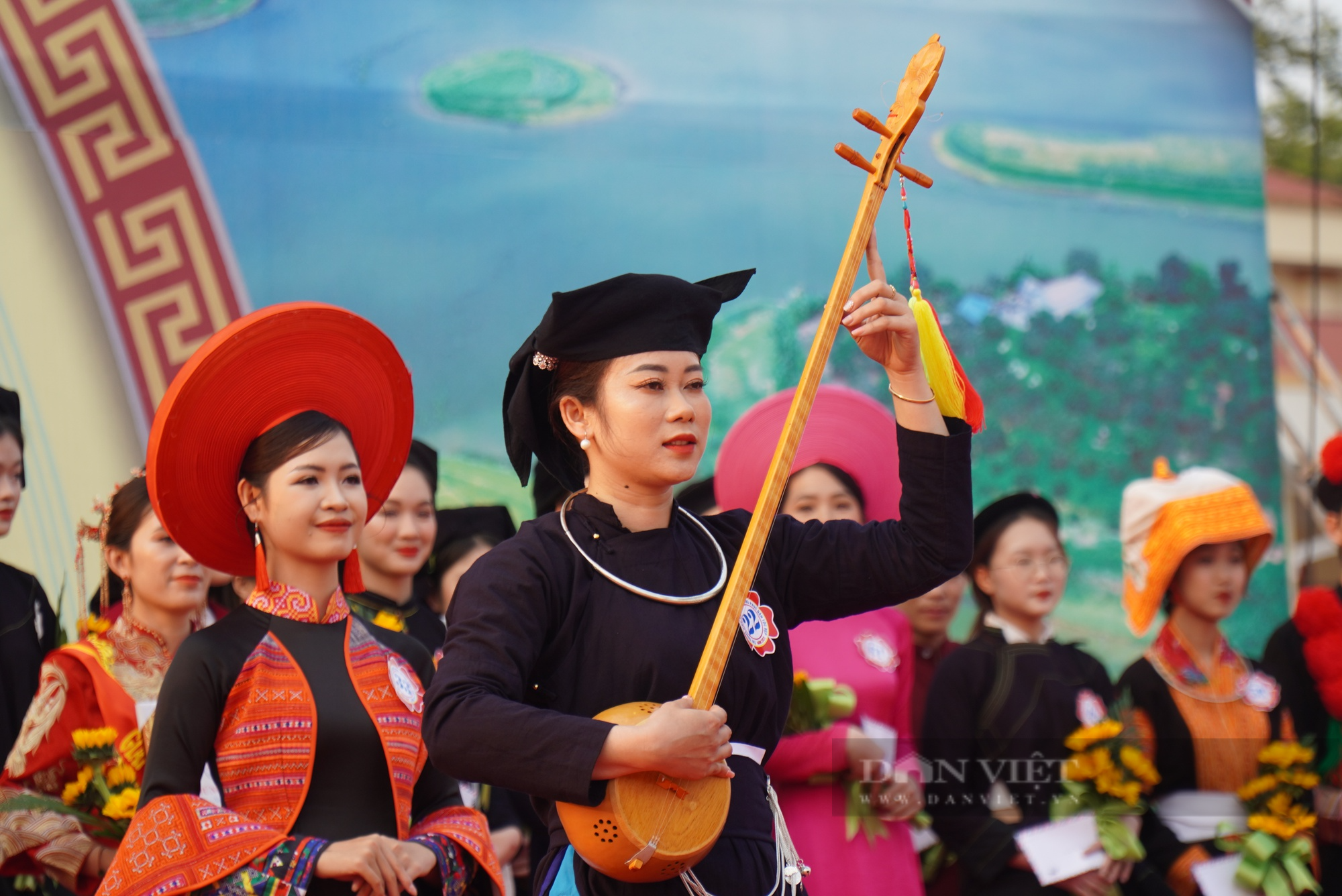 Mang trang phục tự dệt bằng vải bông, thí sinh người Tày gây bất ngờ tại cuộc thi trang phục dân tộc huyện Lục Ngạn - Ảnh 1.