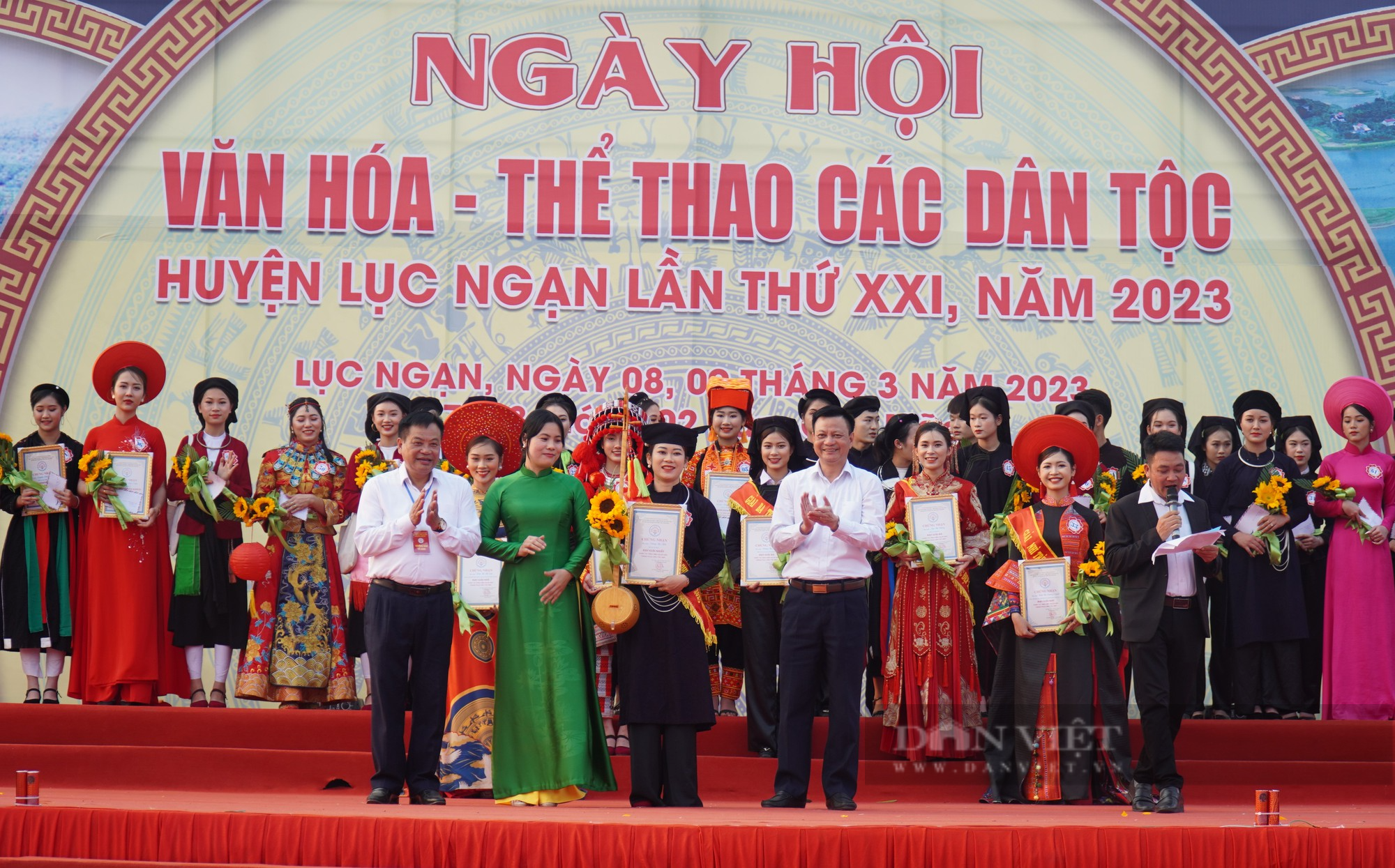 Mang trang phục tự dệt bằng vải bông, thí sinh người Tày gây bất ngờ tại cuộc thi trang phục dân tộc huyện Lục Ngạn - Ảnh 2.