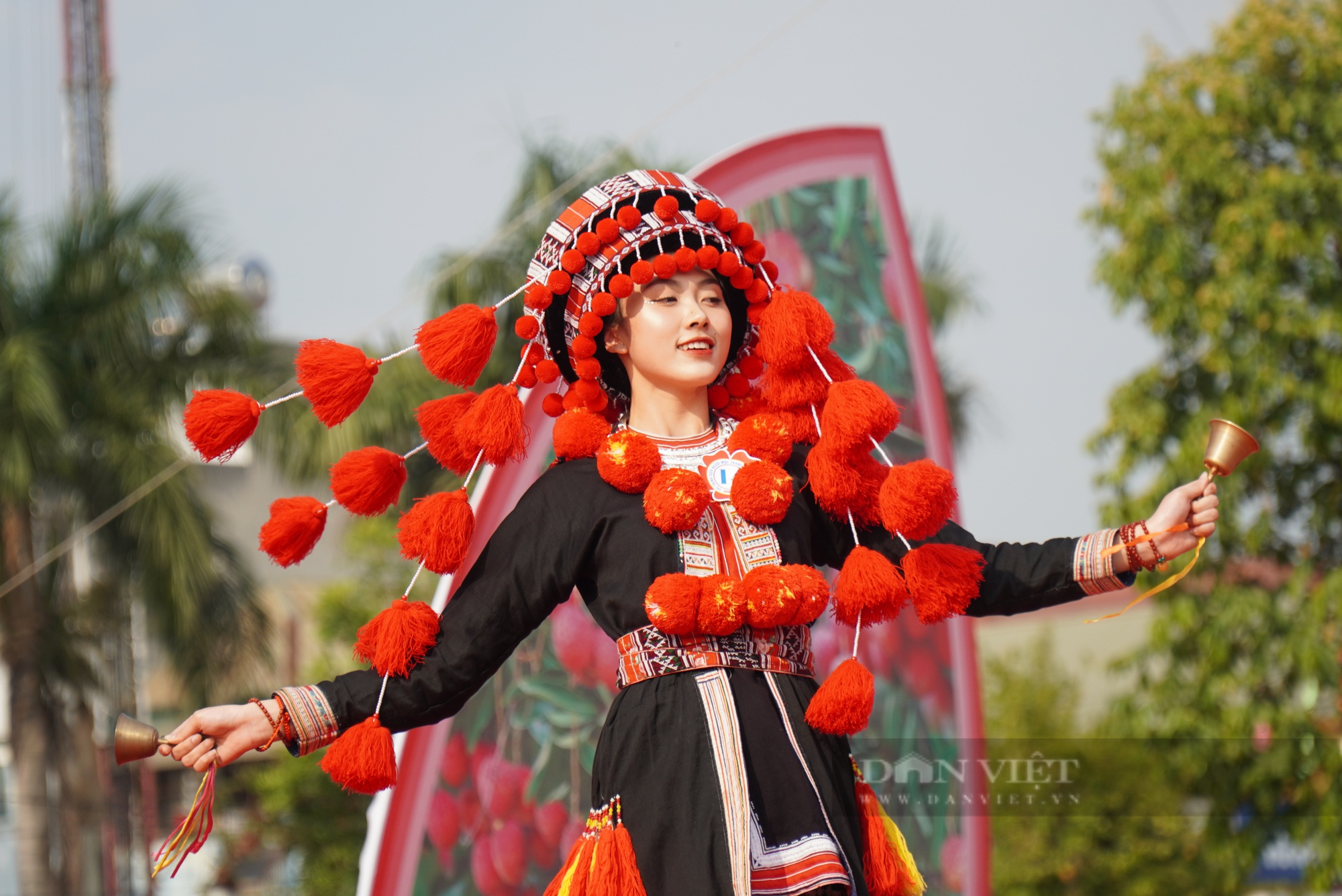 Mang trang phục tự dệt bằng vải bông, thí sinh người Tày gây bất ngờ tại cuộc thi trang phục dân tộc huyện Lục Ngạn - Ảnh 5.