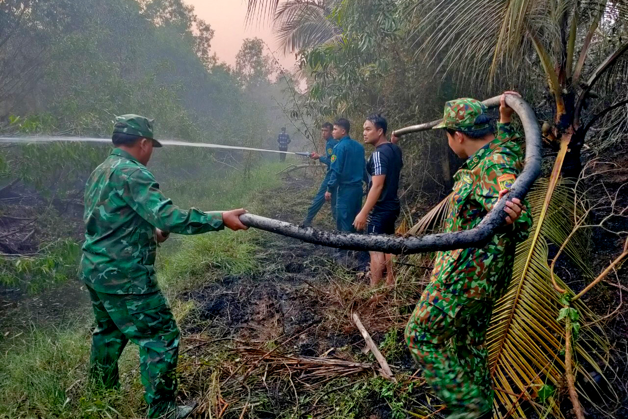 Kịp thời khống chế, dập tắt đám cháy trong rừng tràm trên biên giới - Ảnh 2.