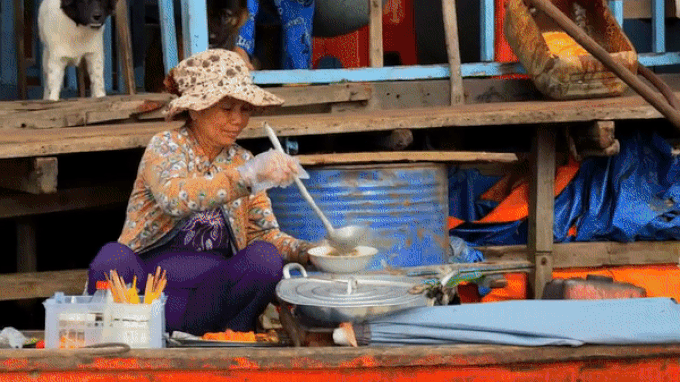 Khách Mỹ coi phở Việt Nam là món &quot;phải ăn trước khi chết&quot;, ăn đến cạn bát - Ảnh 2.