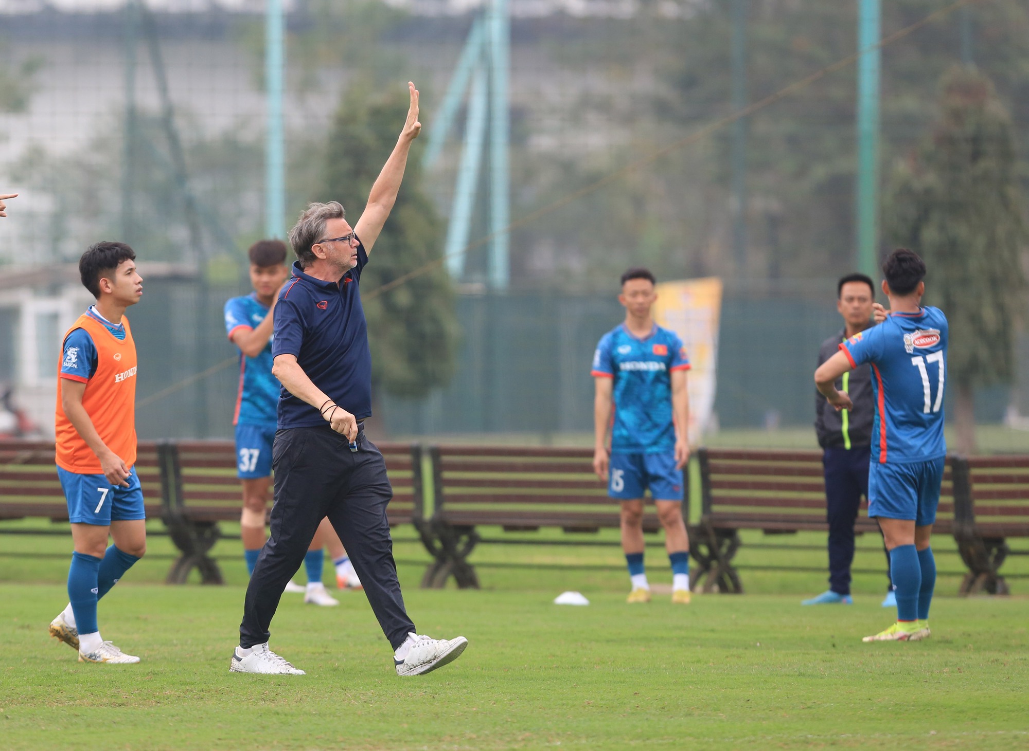 HLV Philippe Troussier bịn rịn &quot;chia tay&quot; đội tuyển Việt Nam? - Ảnh 7.