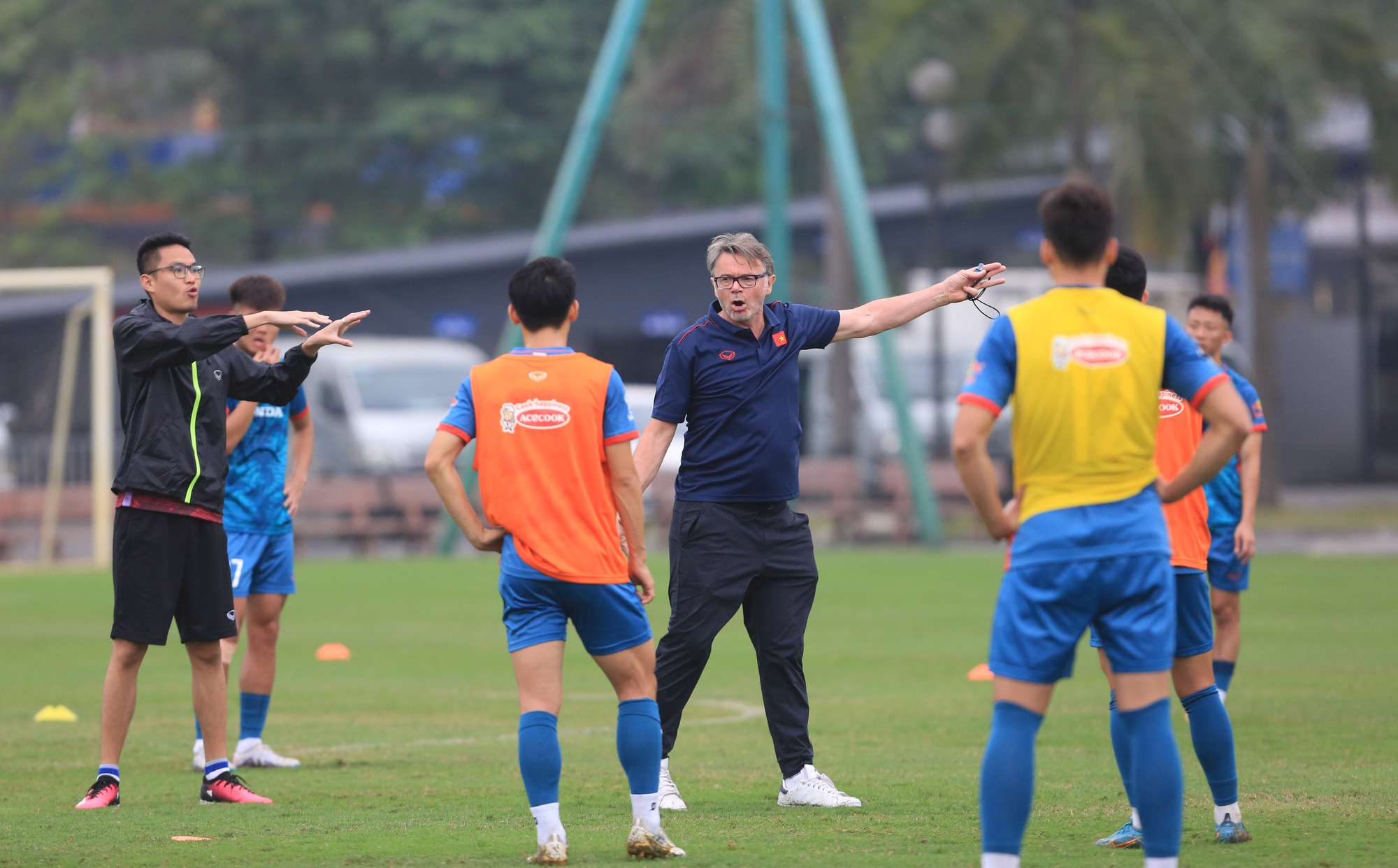 HLV Philippe Troussier bịn rịn &quot;chia tay&quot; đội tuyển Việt Nam? - Ảnh 5.