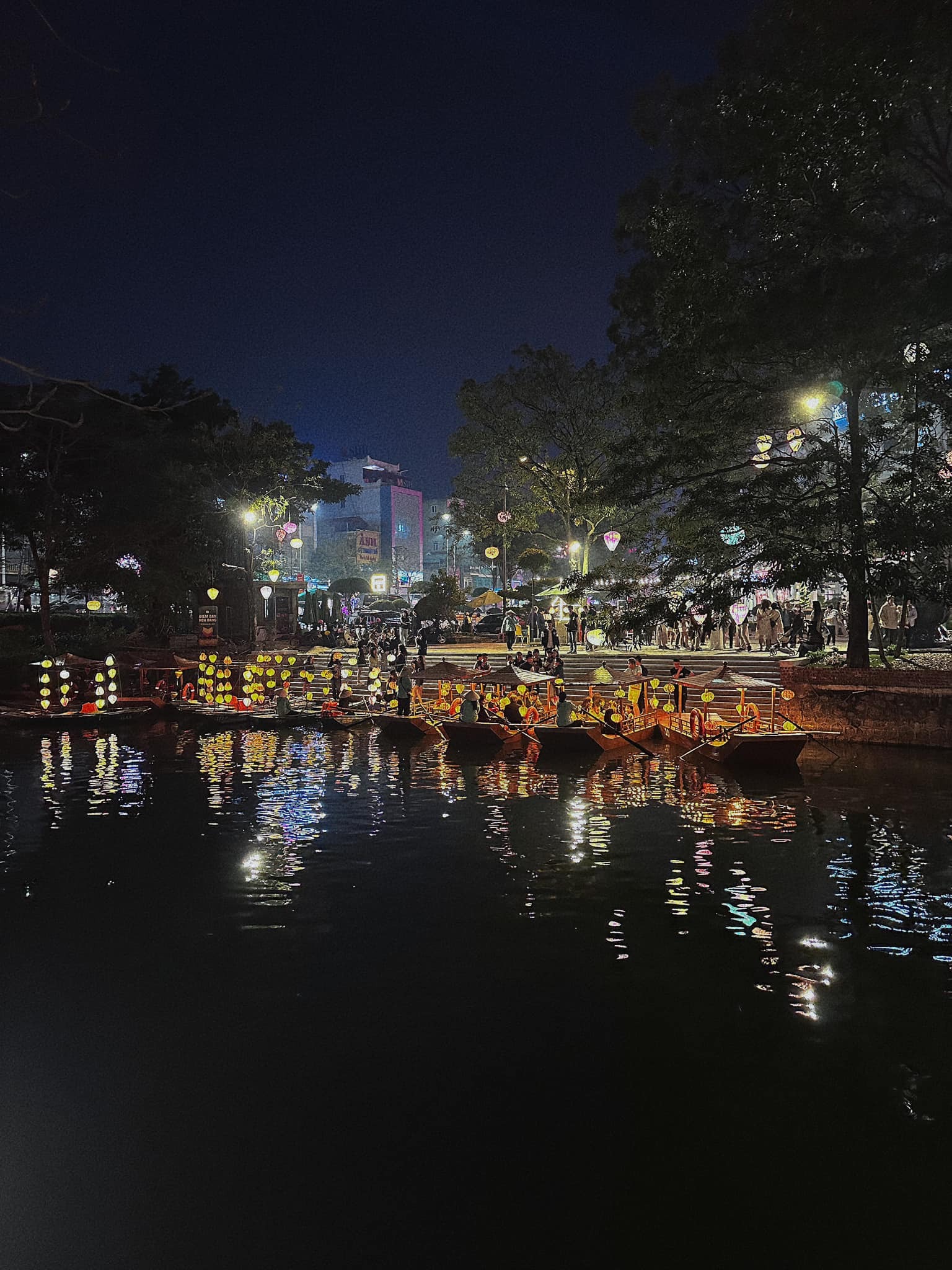Dạo quanh phố cổ Hoa Lư với hàng nghìn chiếc đèn lồng và trải nghiệm thả đèn hoa đăng - Ảnh 6.
