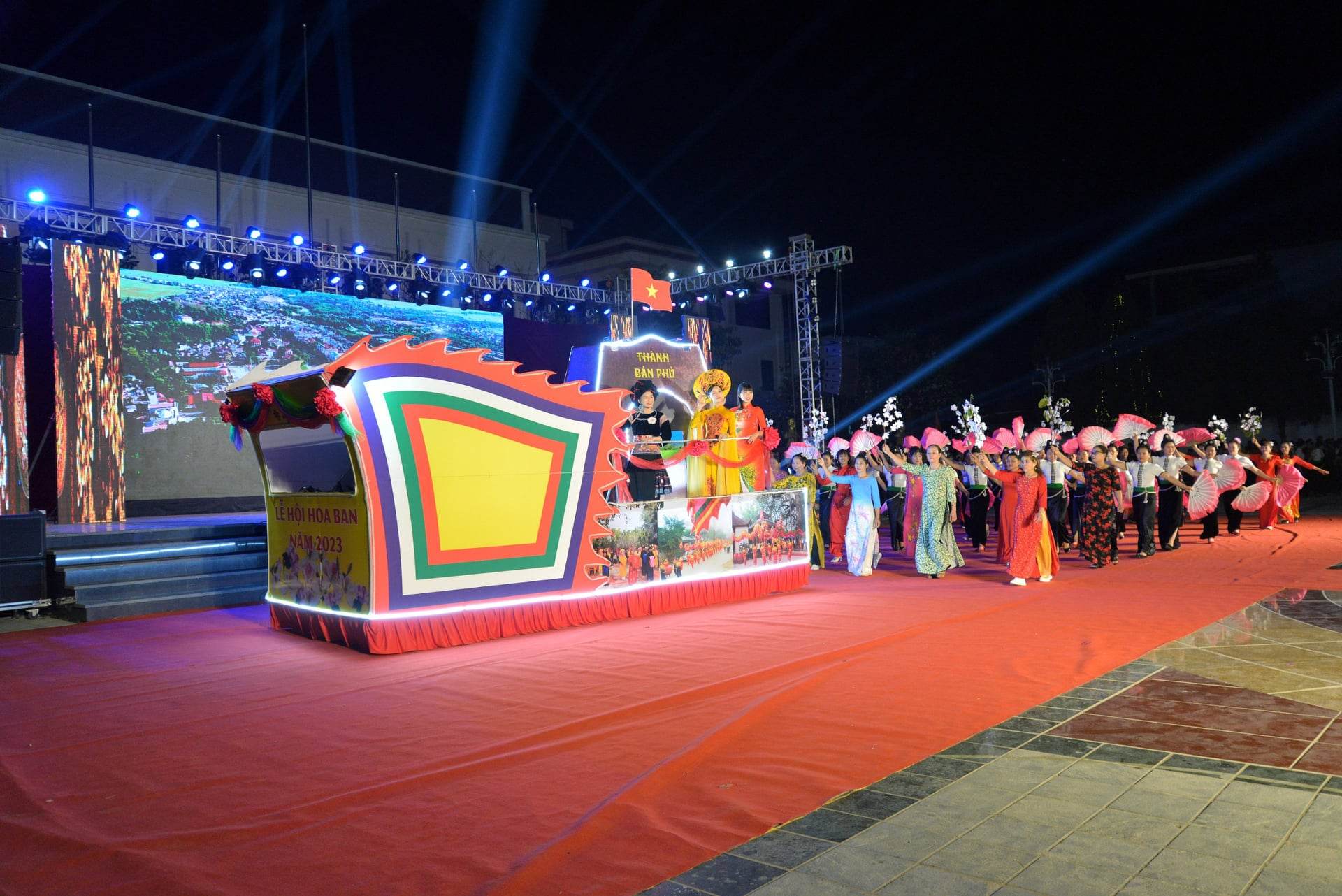 Điện Biên: Đặc sắc chương trình diễu hành văn hóa đường phố “Rực rỡ đêm hội hoa Ban” - Ảnh 3. Điện Biên: Đặc sắc chương trình diễu hành văn hóa đường phố “Rực rỡ đêm hội hoa Ban” - Ảnh 3.