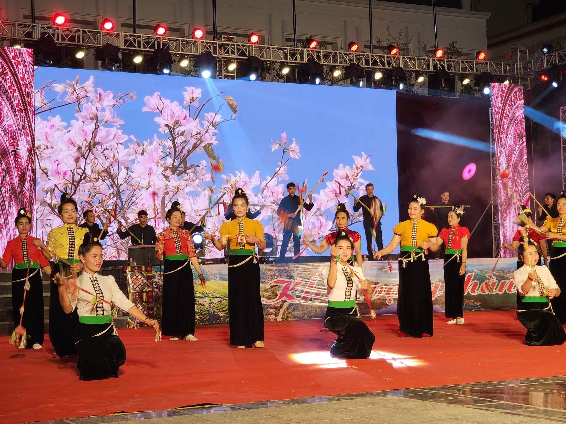 Điện Biên: Đặc sắc chương trình diễu hành văn hóa đường phố “Rực rỡ đêm hội hoa Ban”  - Ảnh 2.