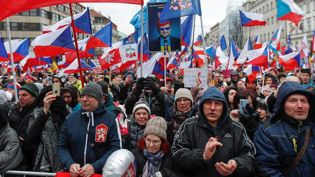 Hàng nghìn người ở Séc biểu tình đòi chấm dứt viện trợ quân sự cho Ukraine - Ảnh 1.