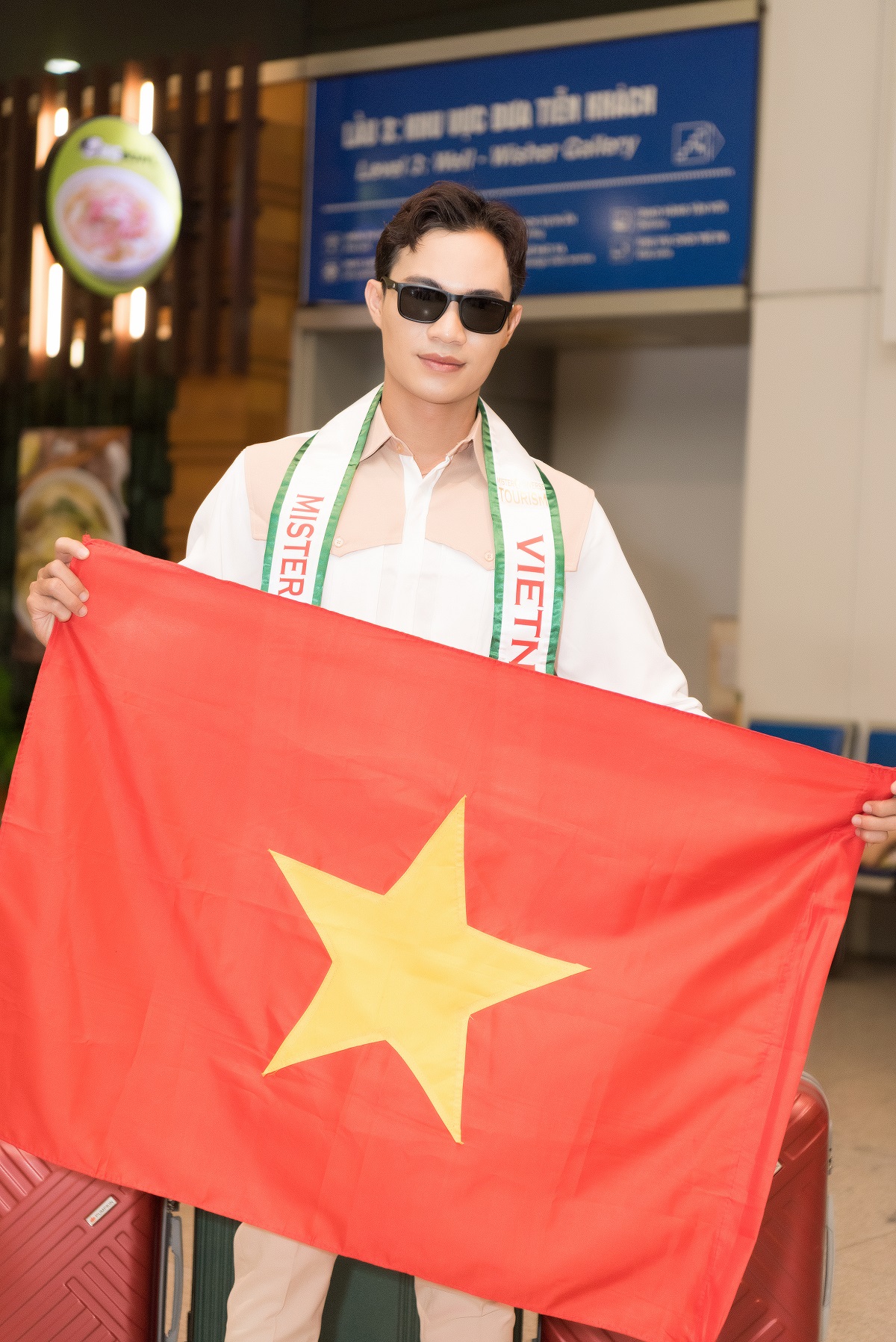 Huỳnh Võ Hoàng Sơn mang 70 kg lên đường thi Nam vương Du lịch Hoàn vũ 2023 - Ảnh 1.