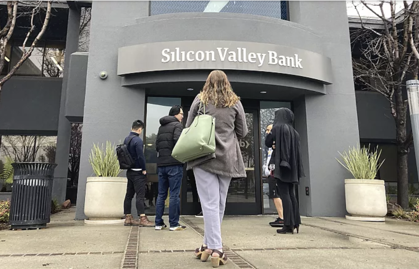 Ba bài học từ sự sụp đổ của Ngân hàng Thung lũng Silicon - Ảnh 2.