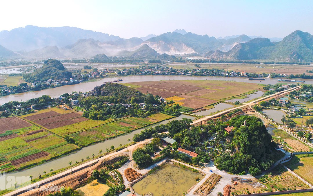 Chùa Trinh Tiết ở Hà Nam, nơi một công chúa nhà Trần chạy loạn, đi tu từ năm 17 tuổi, thác trên núi Cô Ai